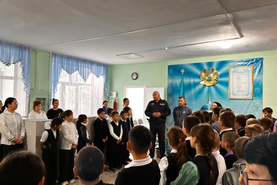 В начале второй учебной четверти в рамках плана работы с заинтересованными органами состоялась встреча с Ашкеевым А.Н.,  участковым инспектором Антоновского сельского округа,  он прочитал учащимся школы  лекцию, где были включены вопросы по безопасности, 